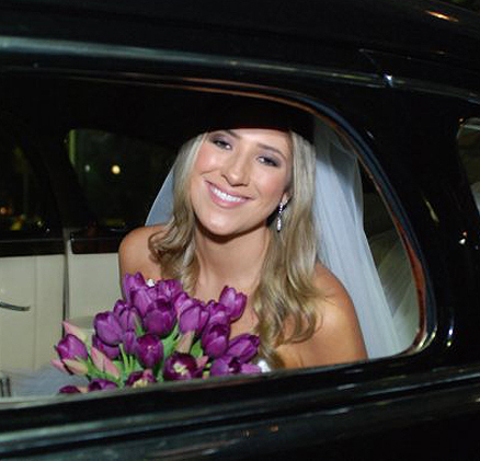 Dani, com o bouquet nas mãos, momentos antes de entrar na igreja