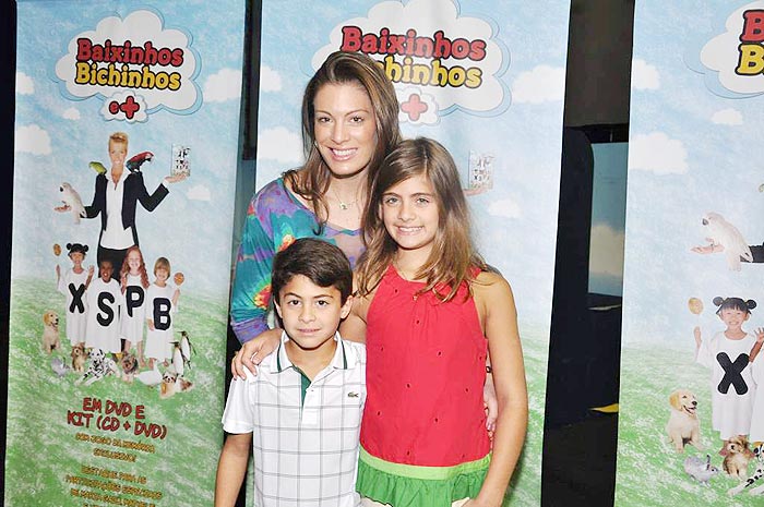 A  atriz Elaine Mickelly levou os filhos, Luigi e Luma, ao Parque da Xuxa