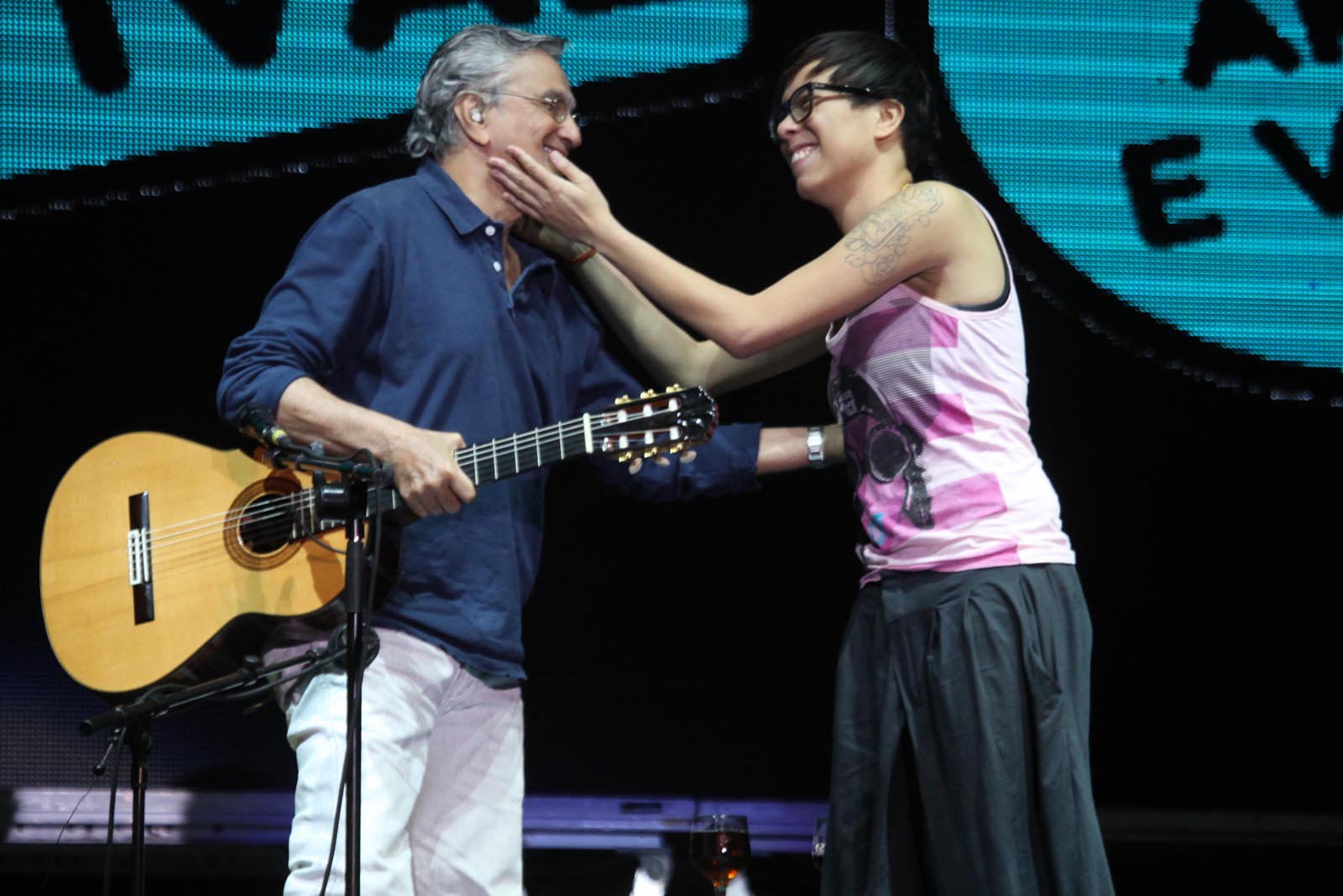 Caetano Veloso e Maria Gadú trocaram carinhos no palco