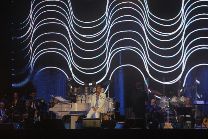 Roberto Carlos canta para 1 milhão de pessoas na praia de Copacabana