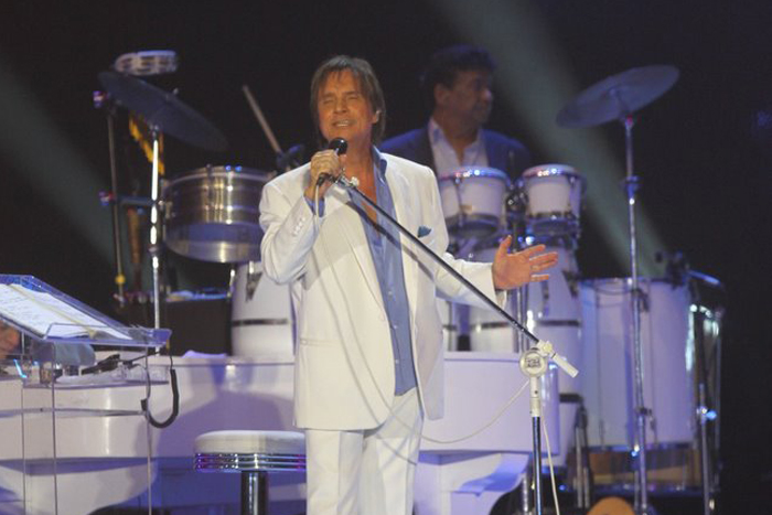 Roberto Carlos canta para 1 milhão de pessoas na praia de Copacabana