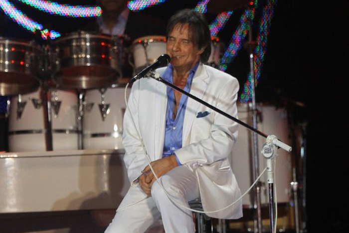 Roberto Carlos canta para 1 milhão de pessoas na praia de Copacabana