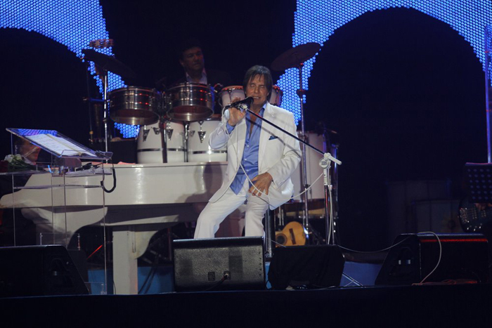 Roberto Carlos canta para 1 milhão de pessoas na praia de Copacabana