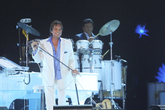 Roberto Carlos canta para 1 milhão de pessoas na praia de Copacabana