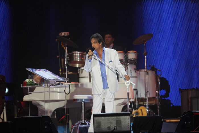 Roberto Carlos canta para 1 milhão de pessoas na praia de Copacabana