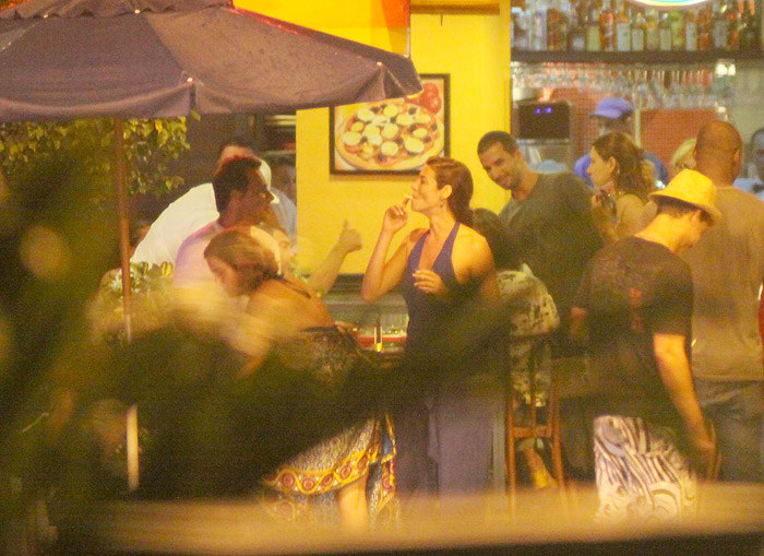 A atriz conversa com um amigo