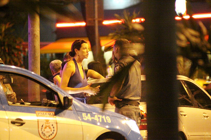 Luana conversa com um policial