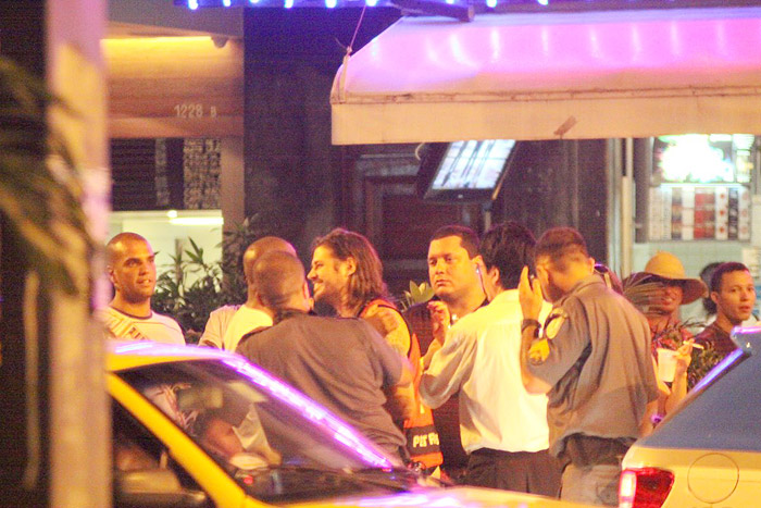 Dado Dolabella conversa com amigos com os policiais se aproximam