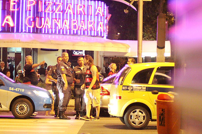 Dado segue os conselhos dos policiais e deixa o estabelecimento