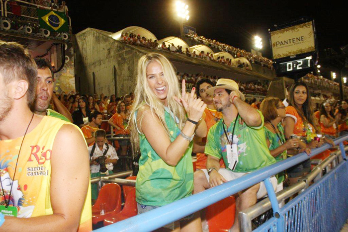 Adriane Galisteu se diverte com o marido na pista do Sambódromo