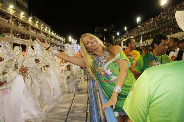 Galisteu dá força para a galera do Salgueiro