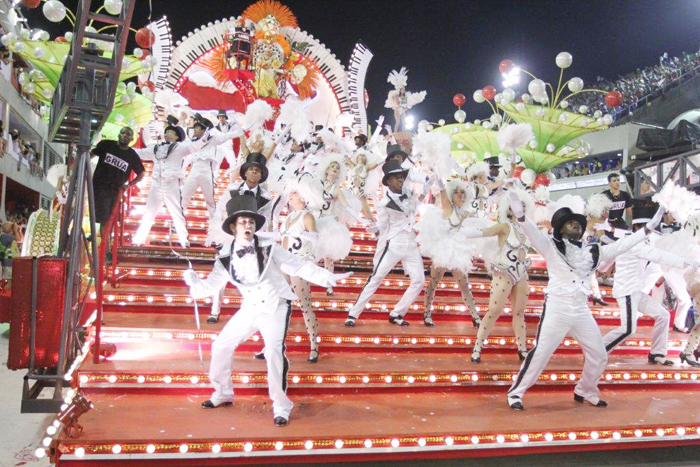 Carro alegórico com os grandes musicais da Broadway