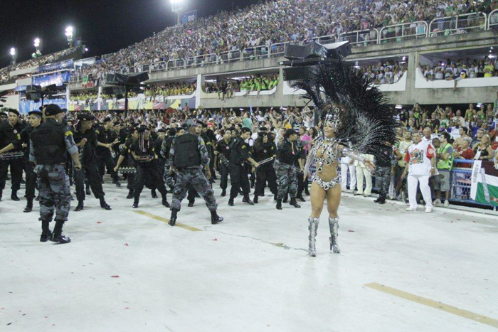 Viviane Araujo reina no Salgueiro, que levou o cinema para a Sapucaí
