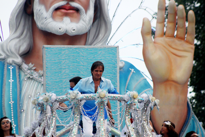 O Rei já em seu carro alegórico tendo Jesus Cristo nas costas