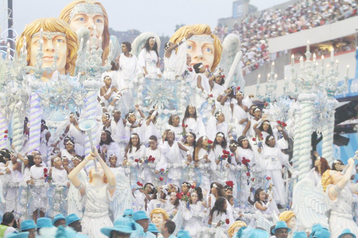 Crianças com flores nas mãos em homenagem ao Rei