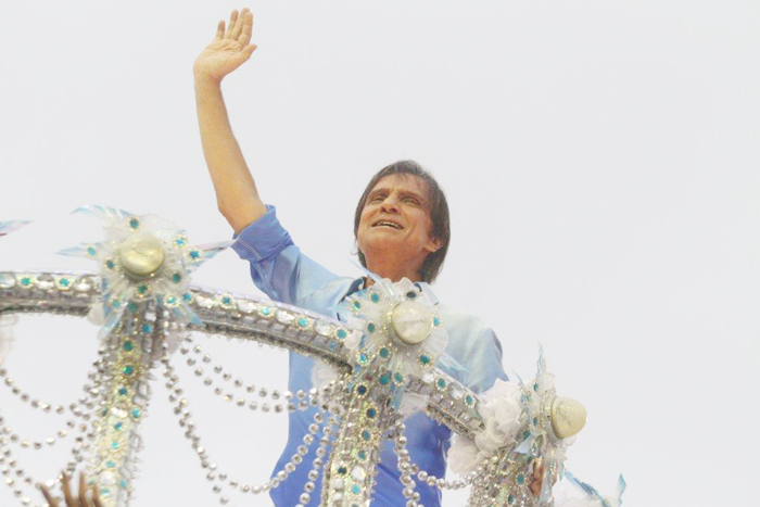 O Rei acenou ao público