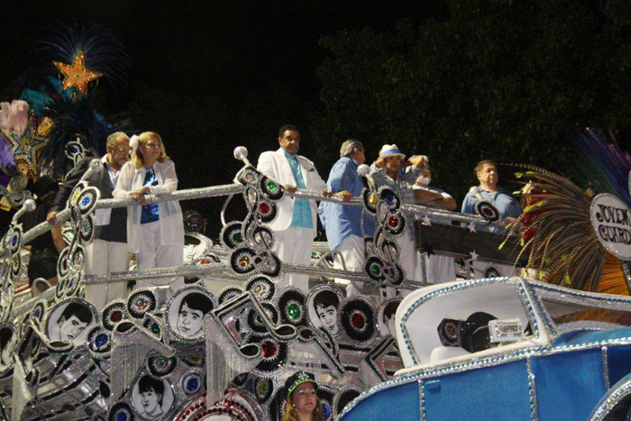 Carro Jovem Guarda contou com a presença de muitos amigos de Roberto Carlos