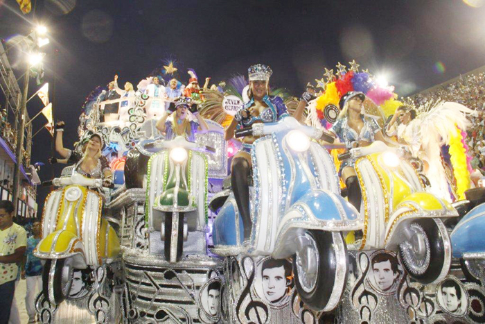 Destaque para as lambretas no carro Jovem Guarda