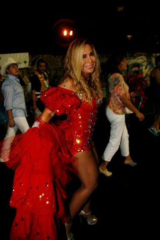 Rosemary toda de vermelho