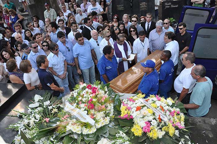 Emocionado Roberto Carlos acompanhou o enterro de sua filha Ana Paula, no cemitério do Araça, em São Paulo