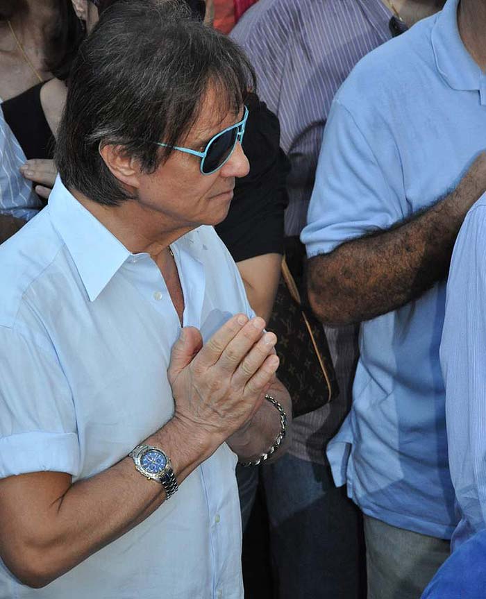 Emocionado Roberto Carlos acompanhou o enterro de sua filha Ana Paula, no cemitério do Araça, em São Paulo