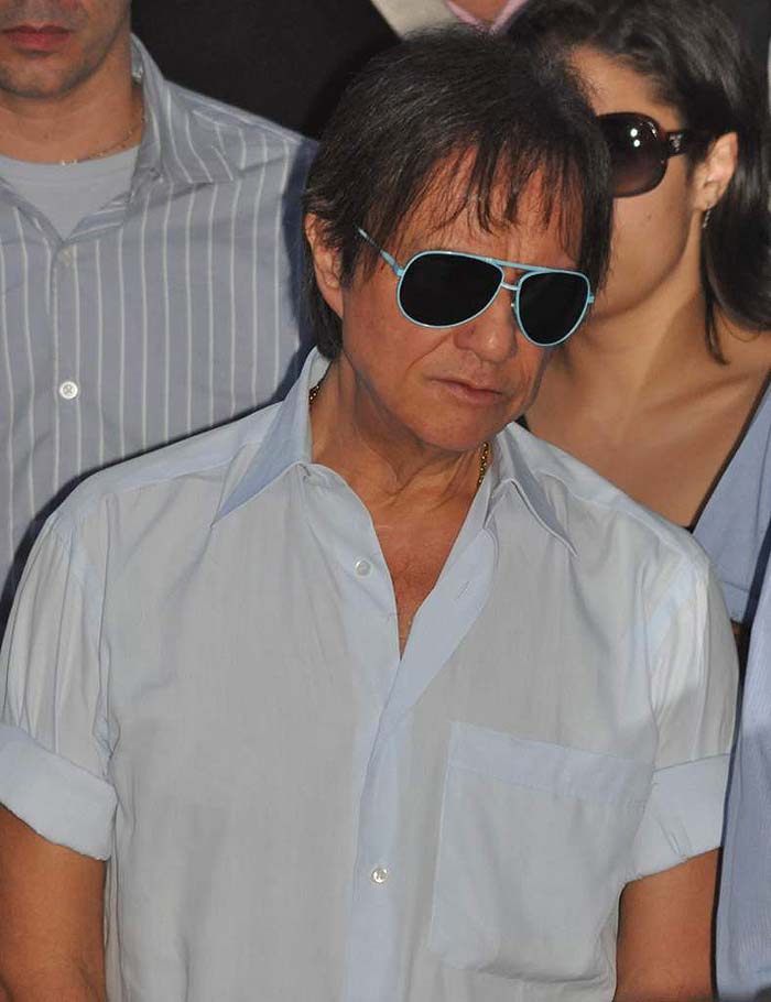 Emocionado Roberto Carlos acompanhou o enterro de sua filha Ana Paula, no cemitério do Araça, em São Paulo