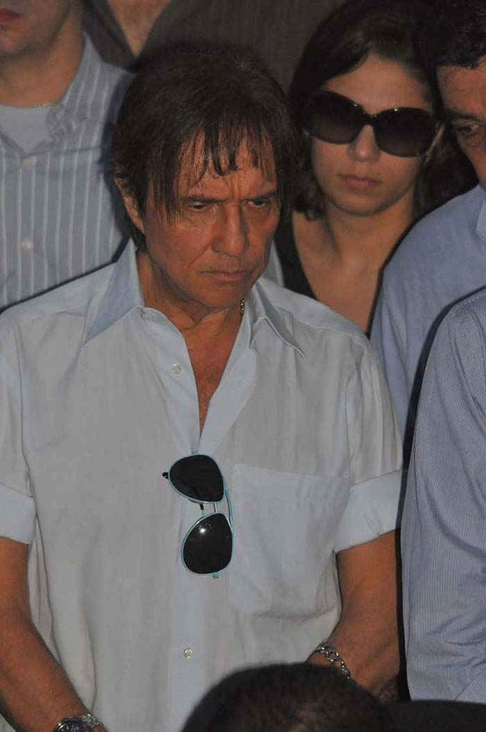 Emocionado Roberto Carlos acompanhou o enterro de sua filha Ana Paula, no cemitério do Araça, em São Paulo