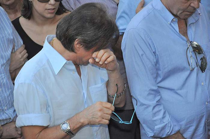 Emocionado Roberto Carlos acompanhou o enterro de sua filha Ana Paula, no cemitério do Araça, em São Paulo