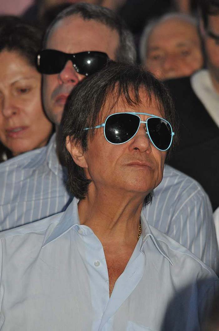 Roberto Carlos e Dudu Braga no enterro de Ana Paula