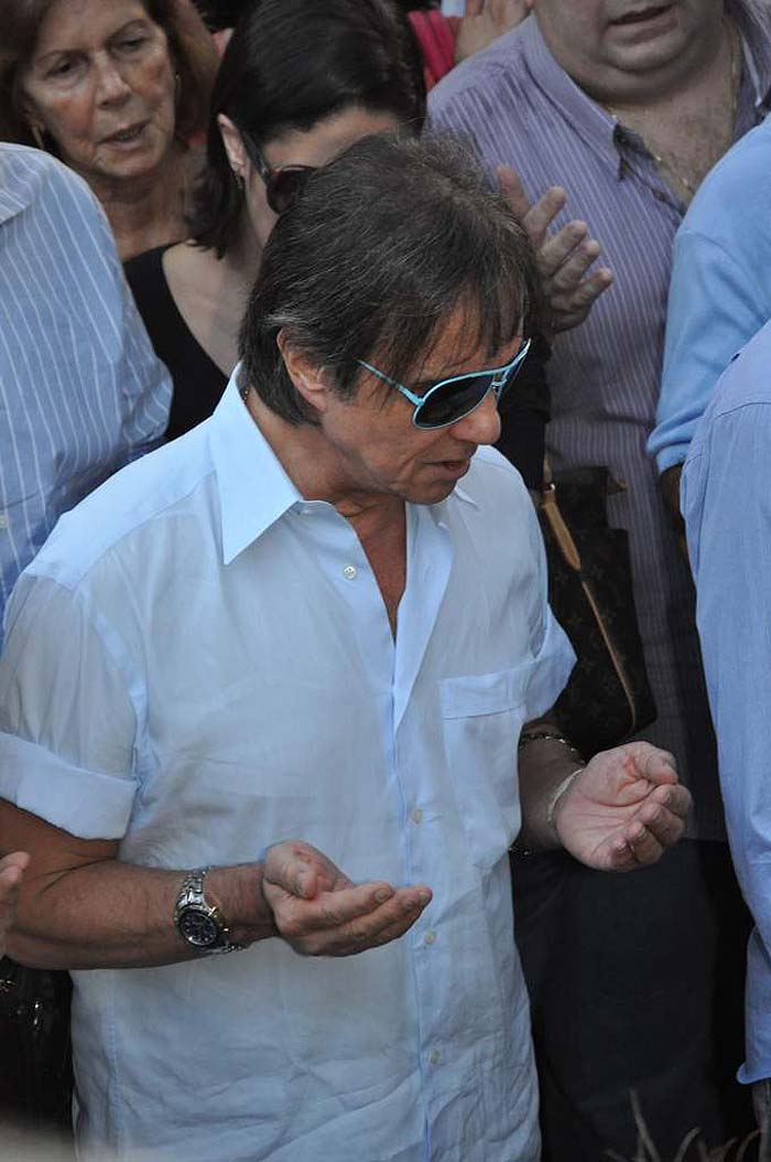 Emocionado Roberto Carlos acompanhou o enterro de sua filha Ana Paula, no cemitério do Araça, em São Paulo