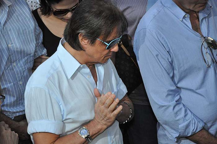 Emocionado Roberto Carlos acompanhou o enterro de sua filha Ana Paula, no cemitério do Araça, em São Paulo