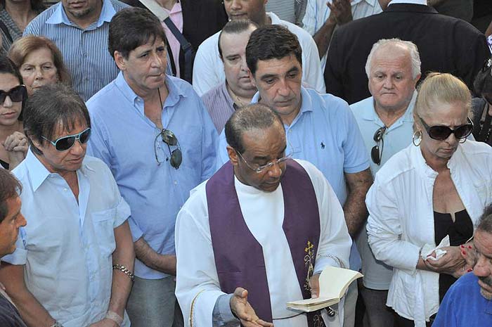 Roberto Carlos no enterro de sua filha Ana Paula. Ao seu lado o músico Paulinho Coelho, marido de Ana Paula.