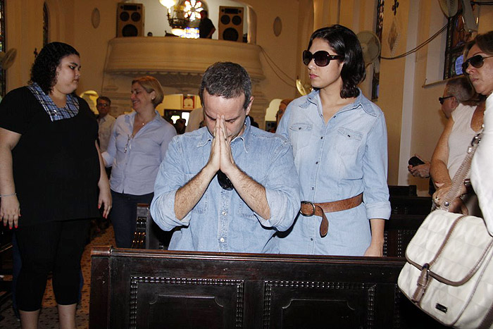 Dudu Bragae sua esposa na missa de LAdy Laura