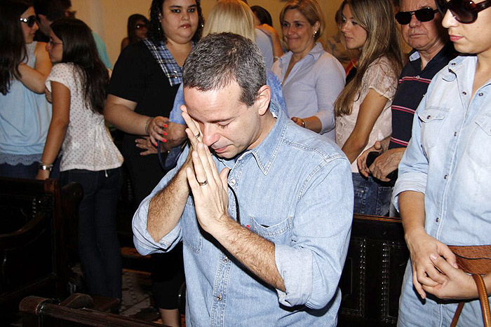 Dudu Braga se emocionou durante a missa