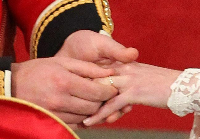 O casal troca as alianças