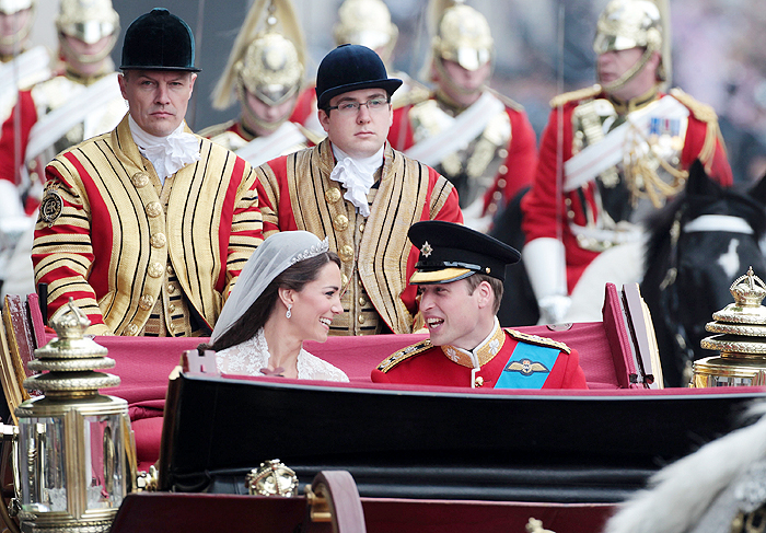 Os noivos deixam a Abadia de Westminster