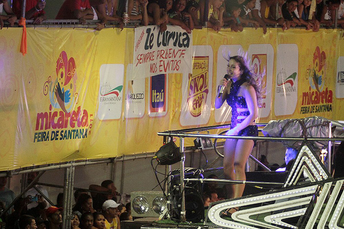 Claudia Leitte surge linda no palco