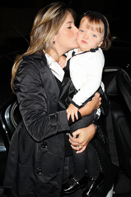 Ticiane Pinheiro beija a filha Raphaela