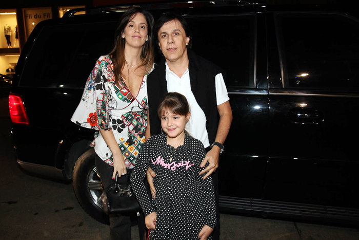 Tom Cavalcante, esposa e filha posam para fotos