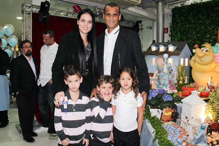 Luís Fabiano comemora aniversário das filhas em São Paulo. Álbum de ...