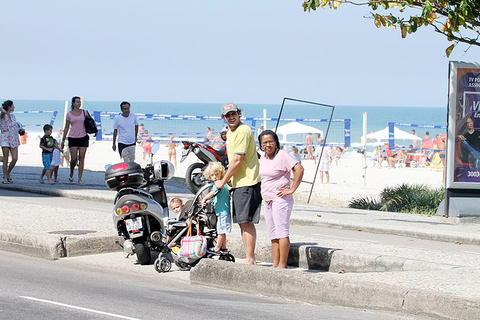 Thiago Lacerda se diverte com os filhos em praia carioca
