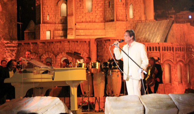 Cantor interpreta seus grandes sucessos