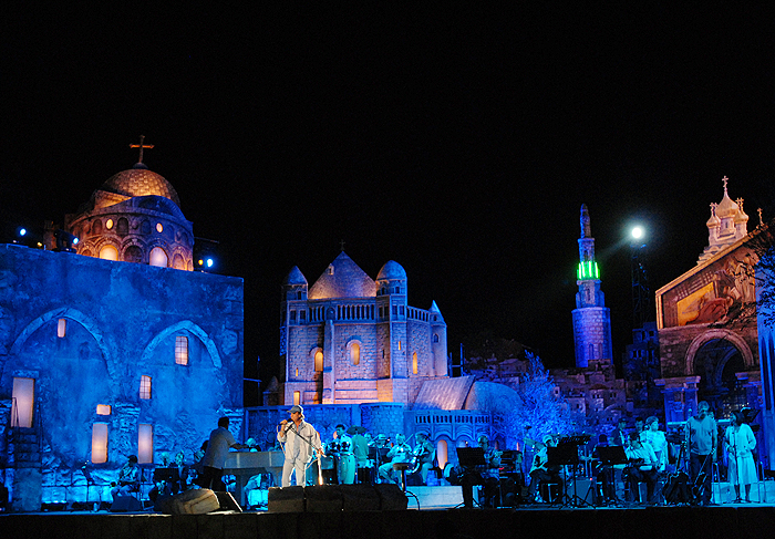 Roberto apostou em um look moderno com direito a boné