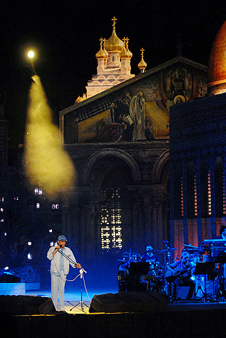Roberto conversa com o público durante apresentação