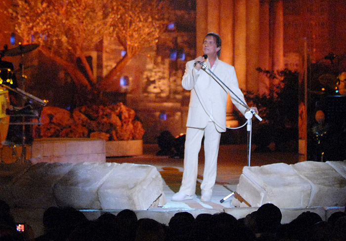 Todo de branco, o Rei canta pela paz mundial