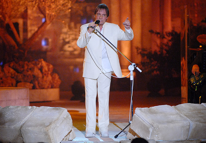 O cantor fez breves discursos para cerca de seis mil de pessoas