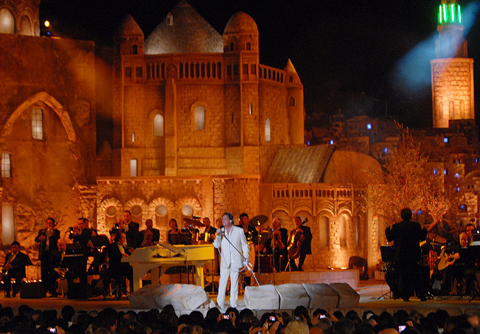 O Sultans Pool estava lotado para o show do Rei