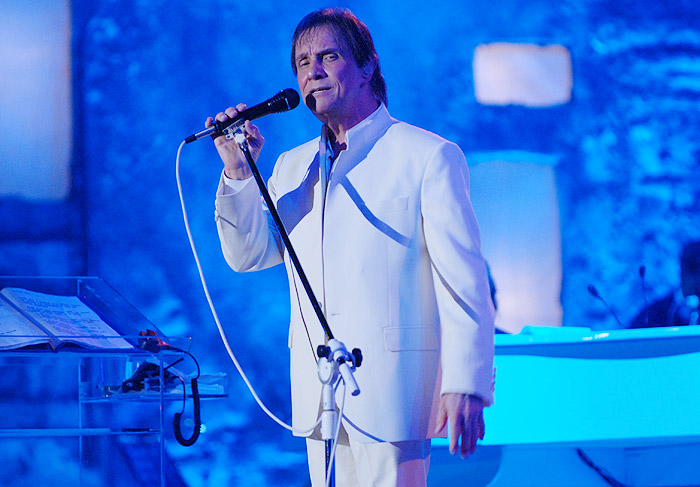 Roberto interpreta Pensamentos em alusão os conflitos entre judeus e palestinos