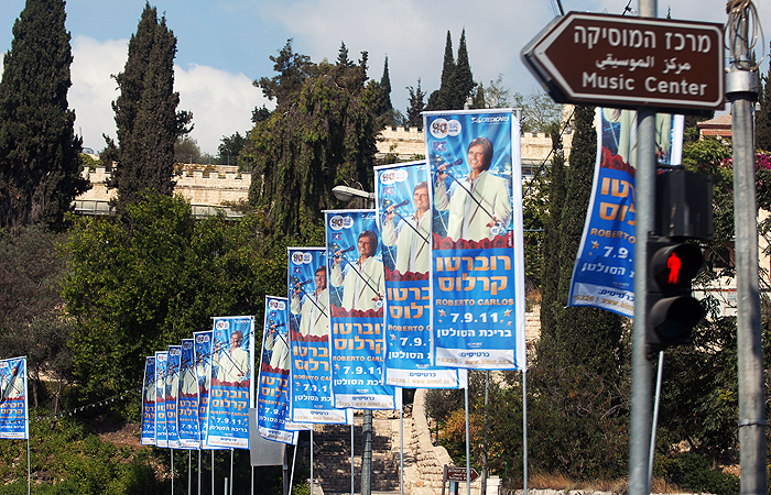 Cartazes anunciavam o show de Roberto Carlos, em Jerusalém