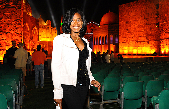 Glória Maria posa na plateia antes do show
